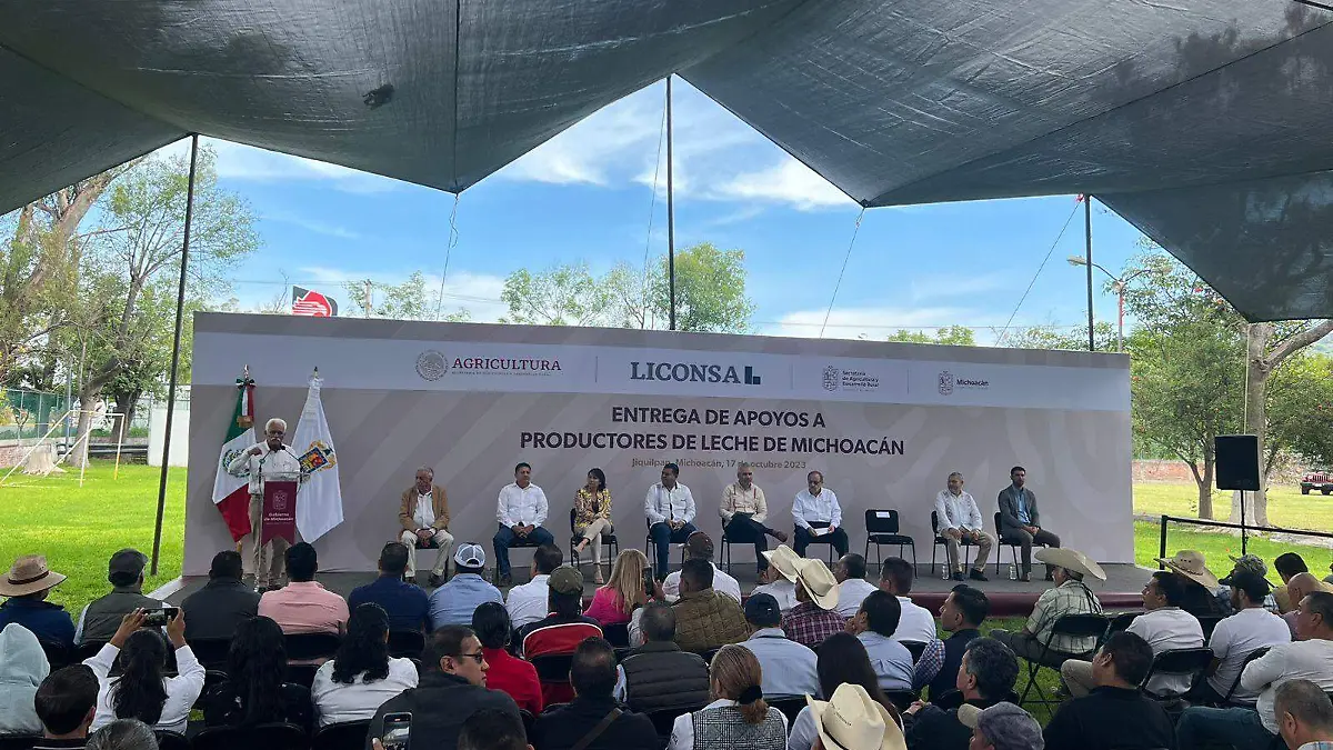 Entrega de apoyo a productores de leche